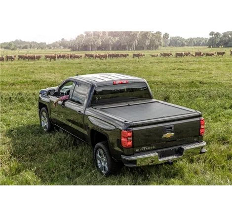 Roll-N-Lock 16-18 Toyota Tacoma Crew Cab SB 60-1/2in M-Series Retractable Tonneau Cover